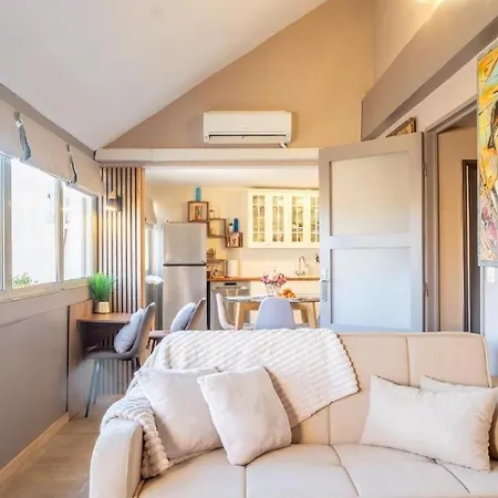 Lovely Modern Floor In Just A Short Walk From Beaches And The Palais - 2399 *